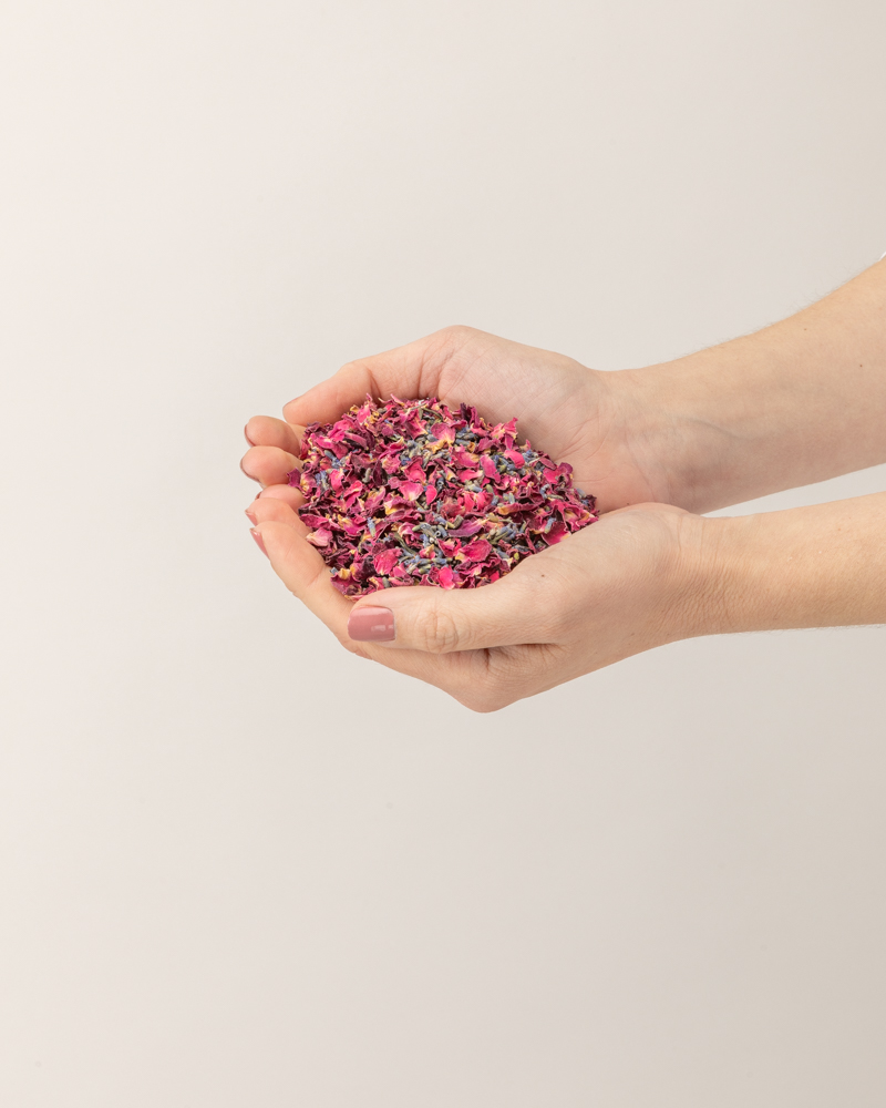 Mezcla de pétalos secos con rosa burgundy y lavanda